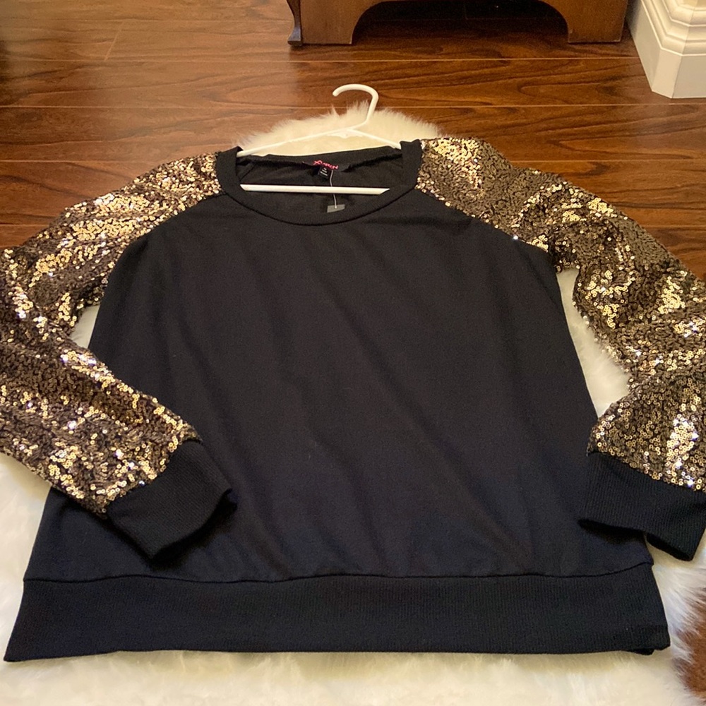 🆕 Absolutely stunning sequin sleeve sweatshirt in size M